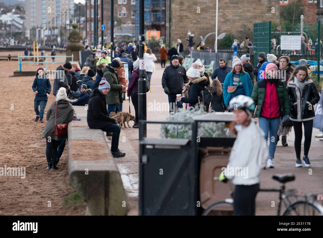Portobello, Schottland, Großbritannien. 16. Januar 2021. Trotz der nationalen Sperre und der heutigen Verschärfung der Beschränkungen für das Servieren von Essen zum Mitnehmen und gesellschaftlichen Zusammenkünften, Portobello Promenade und Strand erwies sich als so beliebt wie immer am Samstagnachmittag mit vielen Mitgliedern der Öffentlichkeit, die dorthin zu Fuß und besuchen Cafés, die Essen und Getränke zum Mitnehmen anbieten. Keine Polizeipatrouillen waren offensichtlich. Iain Masterton/Alamy Live News Stockfoto