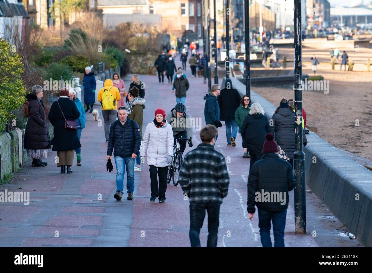 Portobello, Schottland, Großbritannien. 16. Januar 2021. Trotz der nationalen Sperre und der heutigen Verschärfung der Beschränkungen für das Servieren von Essen zum Mitnehmen und gesellschaftlichen Zusammenkünften, Portobello Promenade und Strand erwies sich als so beliebt wie immer am Samstagnachmittag mit vielen Mitgliedern der Öffentlichkeit, die dorthin zu Fuß und besuchen Cafés, die Essen und Getränke zum Mitnehmen anbieten. Keine Polizeipatrouillen waren offensichtlich. Iain Masterton/Alamy Live News Stockfoto