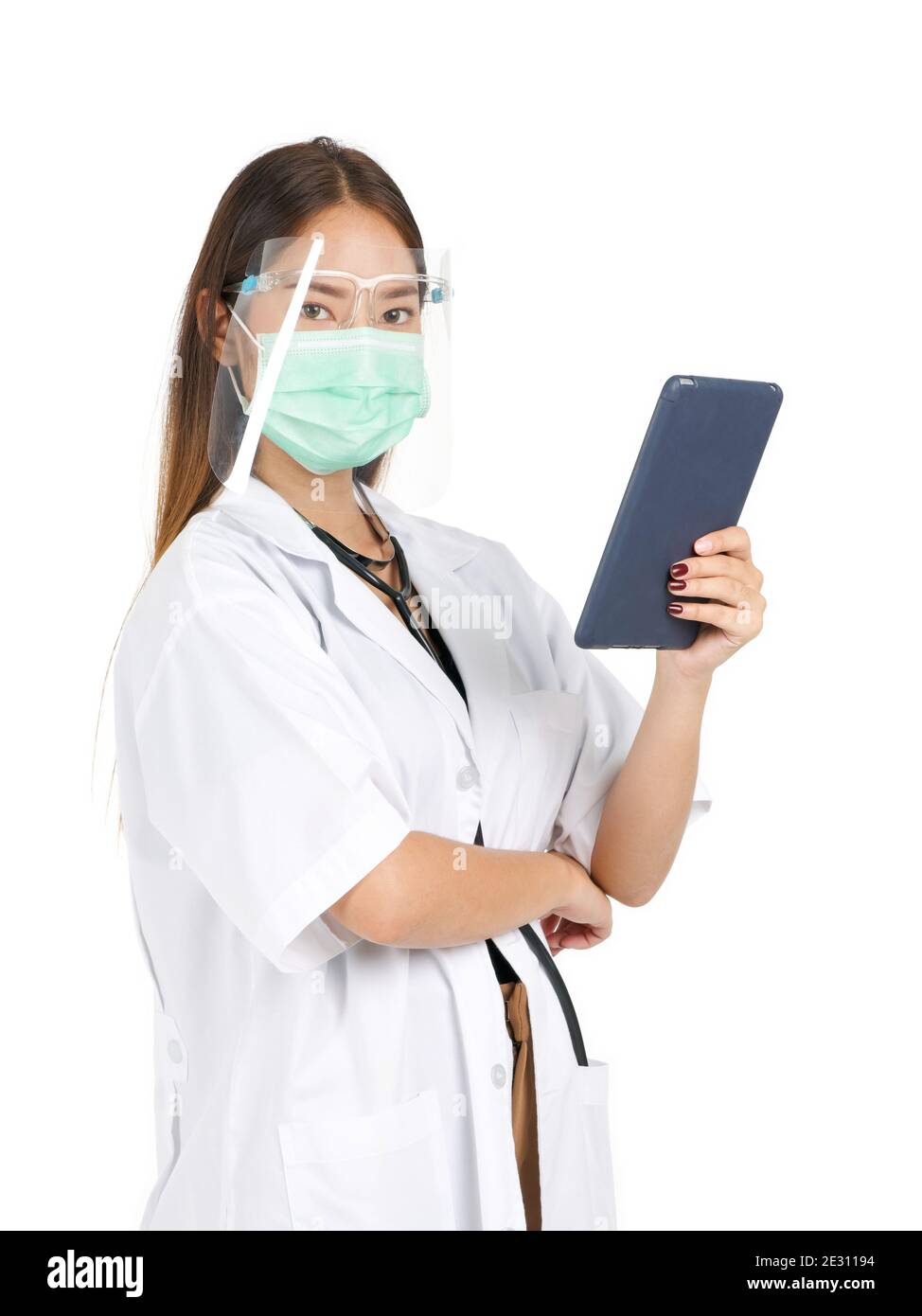 Asiatische Ärztin in Kleid gekleidet, tragen Sie eine Maske und Gesichtsschutz halten einen Tablet-Computer mit einer Hand. Porträt auf weißem Hintergrund mit Studio Lig Stockfoto