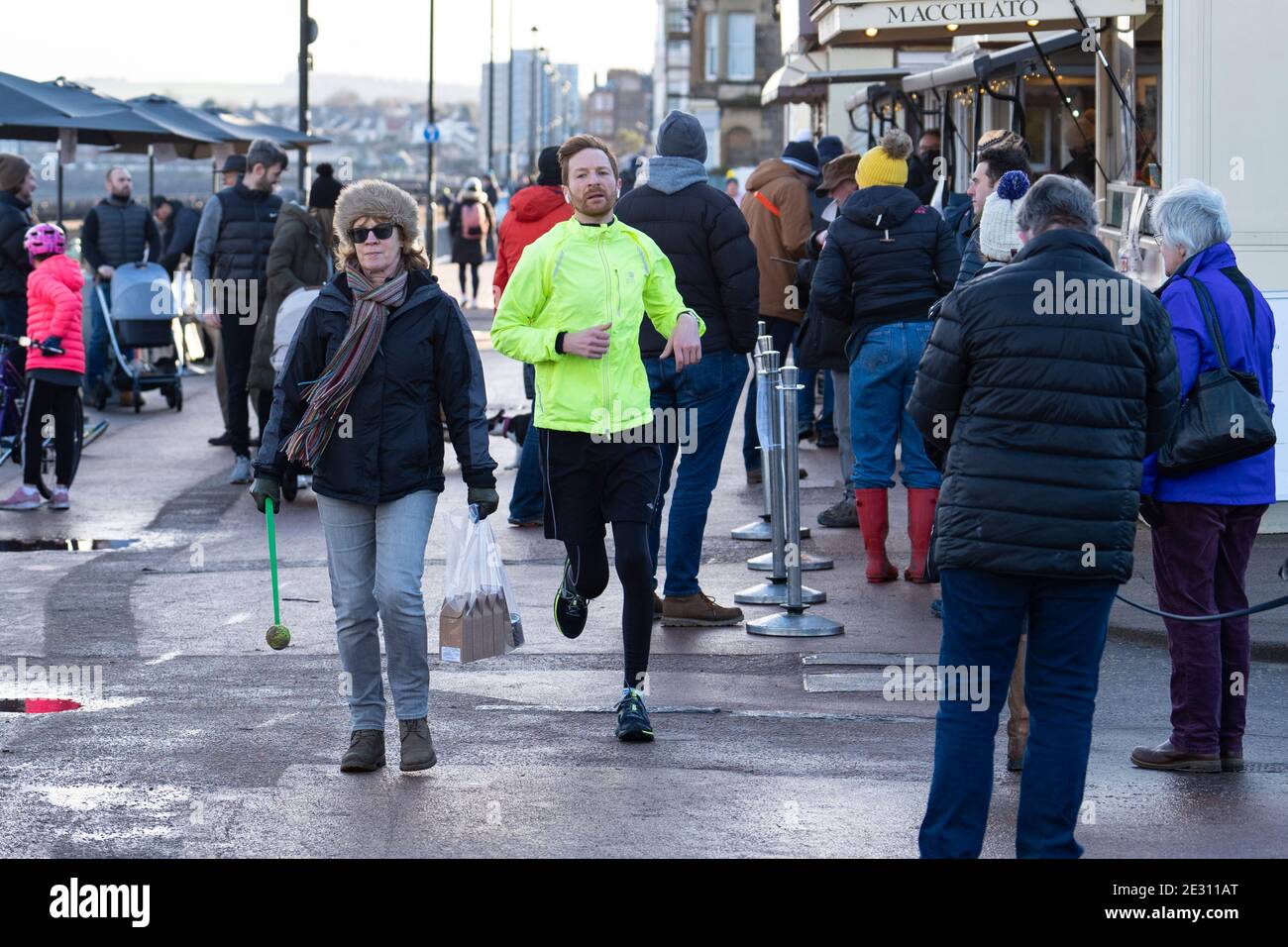 Portobello, Schottland, Großbritannien. 16. Januar 2021. Trotz der nationalen Sperre und der heutigen Verschärfung der Beschränkungen für das Servieren von Essen zum Mitnehmen und gesellschaftlichen Zusammenkünften, Portobello Promenade und Strand erwies sich als so beliebt wie immer am Samstagnachmittag mit vielen Mitgliedern der Öffentlichkeit, die dorthin zu Fuß und besuchen Cafés, die Essen und Getränke zum Mitnehmen anbieten. Keine Polizeipatrouillen waren offensichtlich. Iain Masterton/Alamy Live News Stockfoto