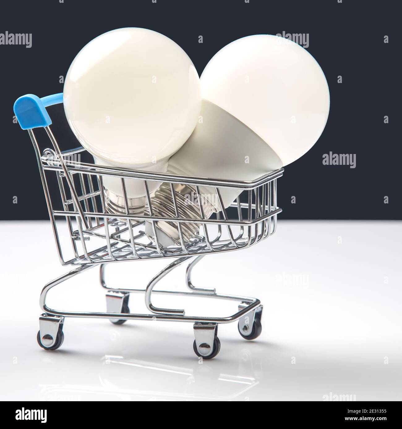 Led-Elektrische Lampe Im Marktkorb. Consumer-Produkte Für Den Heimgebrauch  Stockfotografie - Alamy