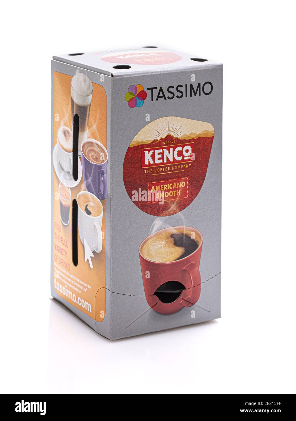 SWINDON, UK - 16. JANUAR 2021: Box mit Kenco Ameriano Smooth Coffee Pads auf weißem Hintergrund Stockfoto