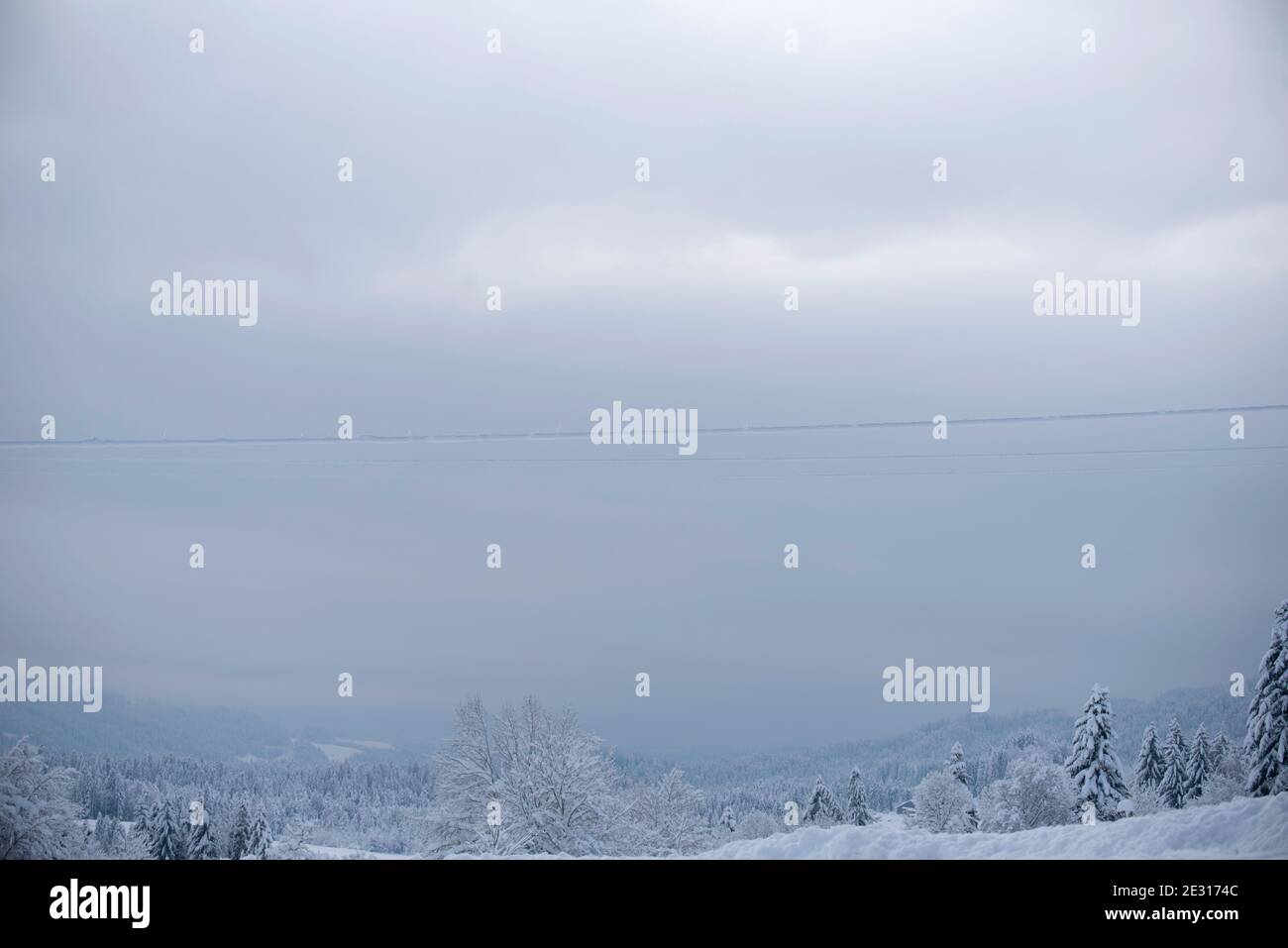 Scheidegg, Bayern, Deutschland, 15. Januar 2021: Stromkabel mit Schnee bedeckt. Schneekyklon im Jahr 2021 Stockfoto