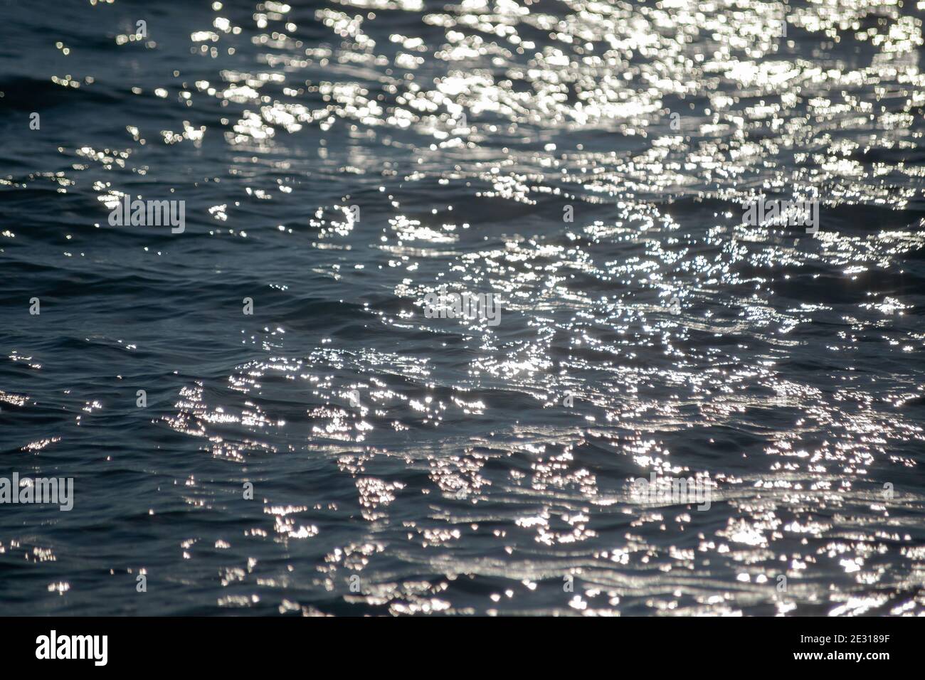 Blaues Meer mit Sonnenblendung an der Oberfläche Stockfoto