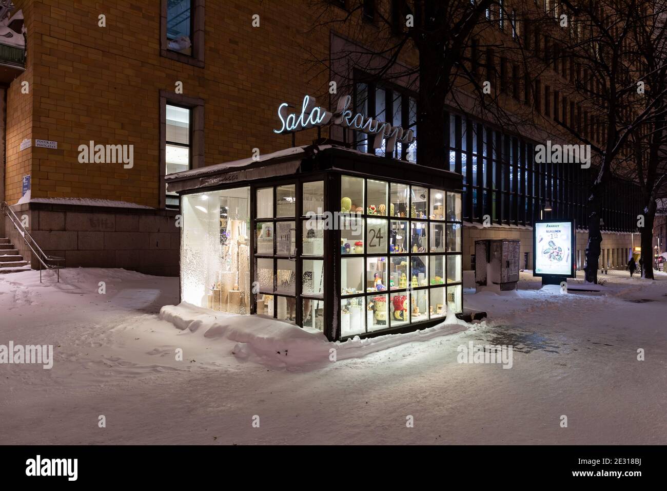 Salakauppa (Geheimladen), ein Glaskiosk im Zentrum von Helsinki, der von den Designern Aamu Song & Johan Olin von DER FIRMA betrieben wird Stockfoto