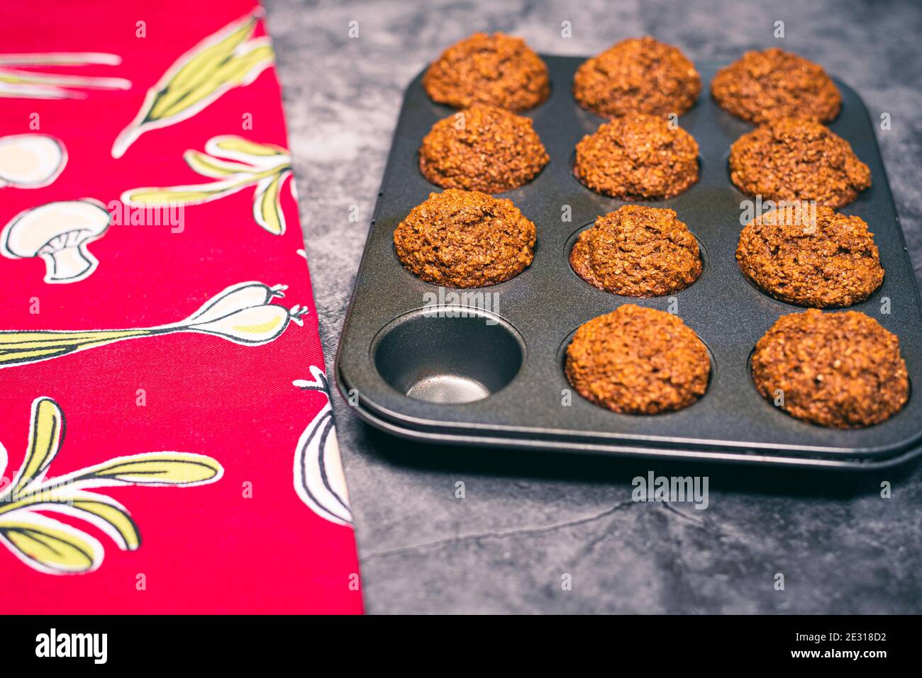 Vegetarische Muffins im Kochtablett mit roter Serviette Stockfoto