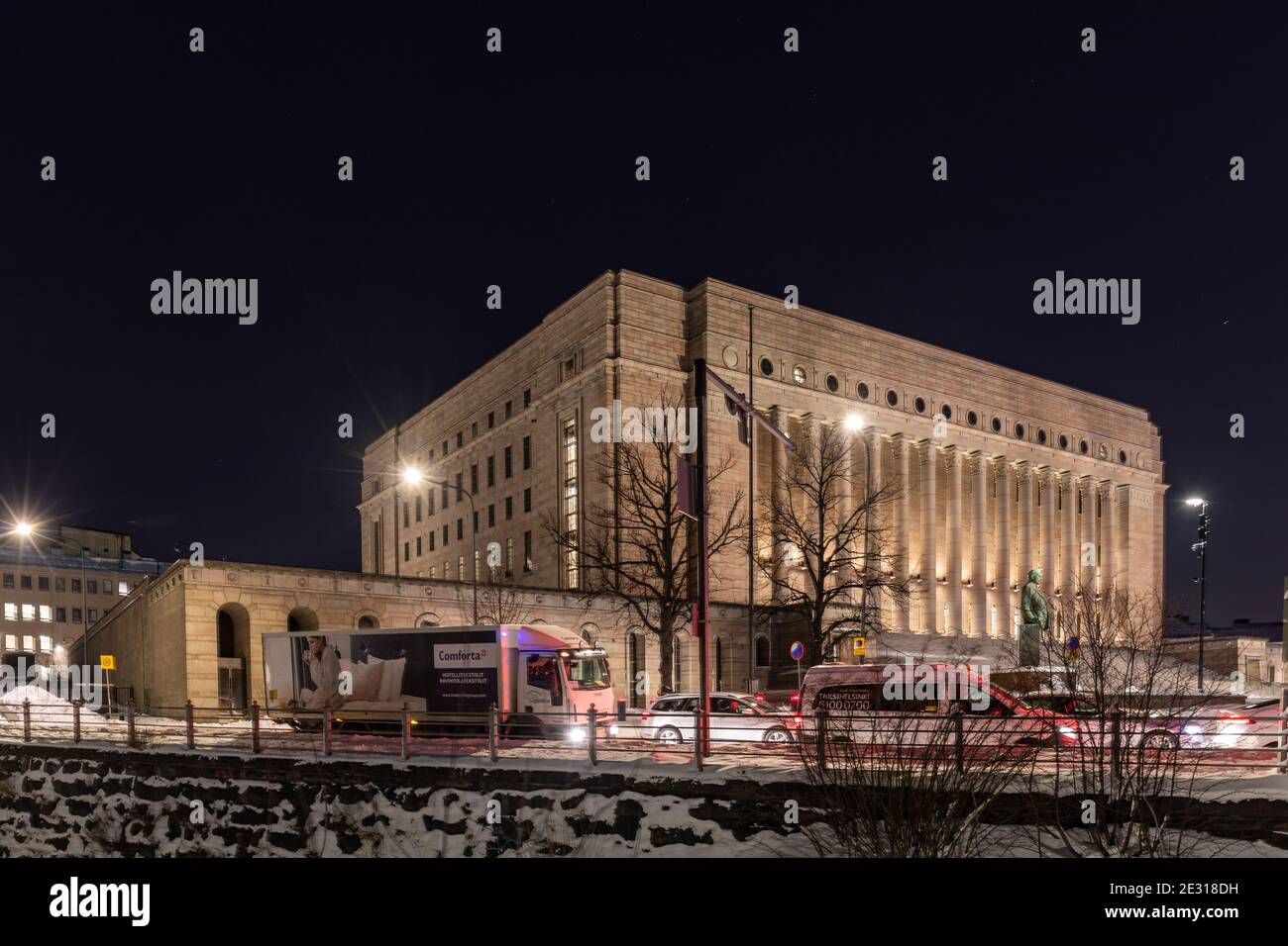 Beleuchtetes Parlamentsgebäude nach Einbruch der Dunkelheit in Helsinki, Finnland Stockfoto