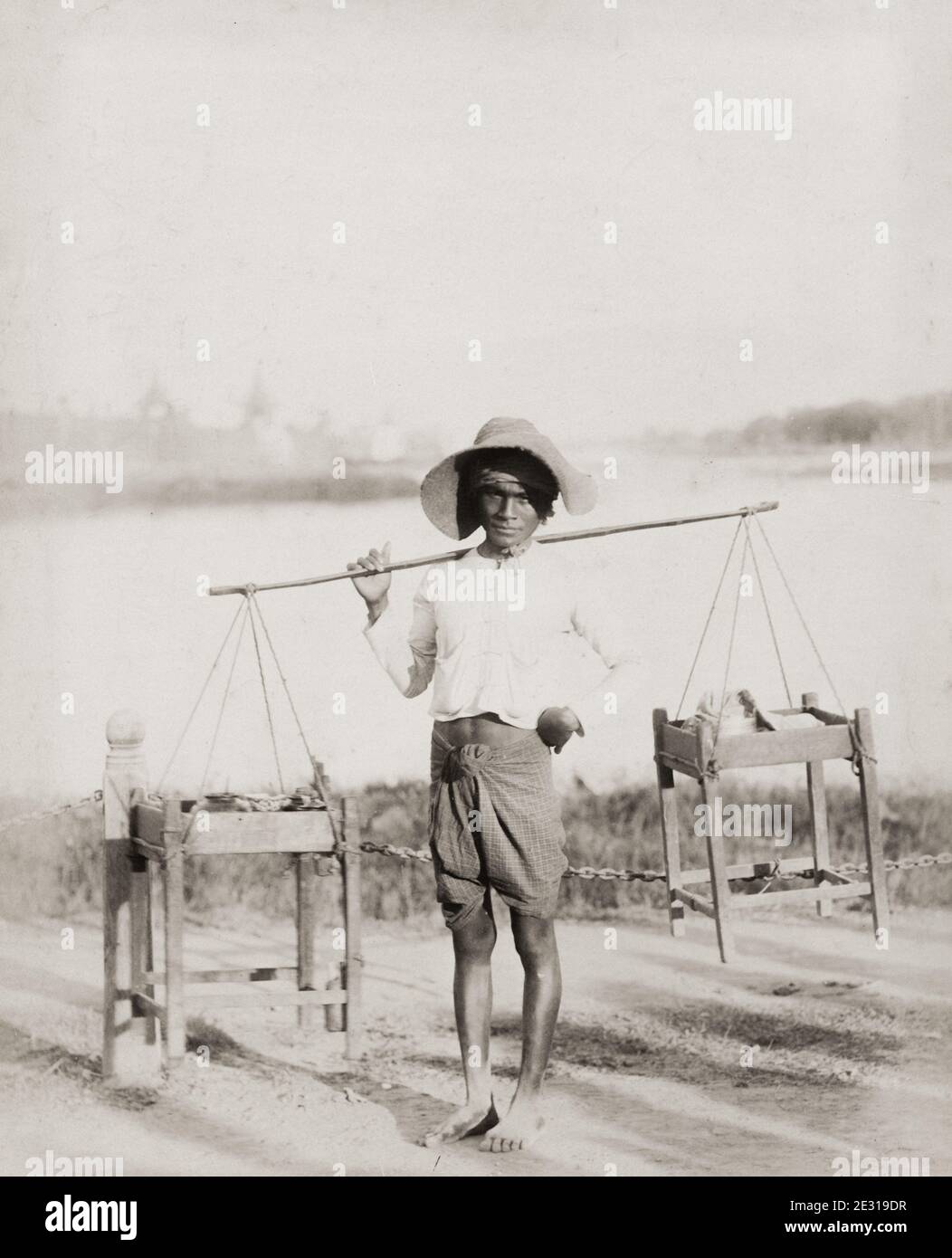 Vintage 19. Jahrhundert Foto: Street Food Verkäufer, Verkäufer, Mandalay, Burma, Myanmar, c.1890. Stockfoto