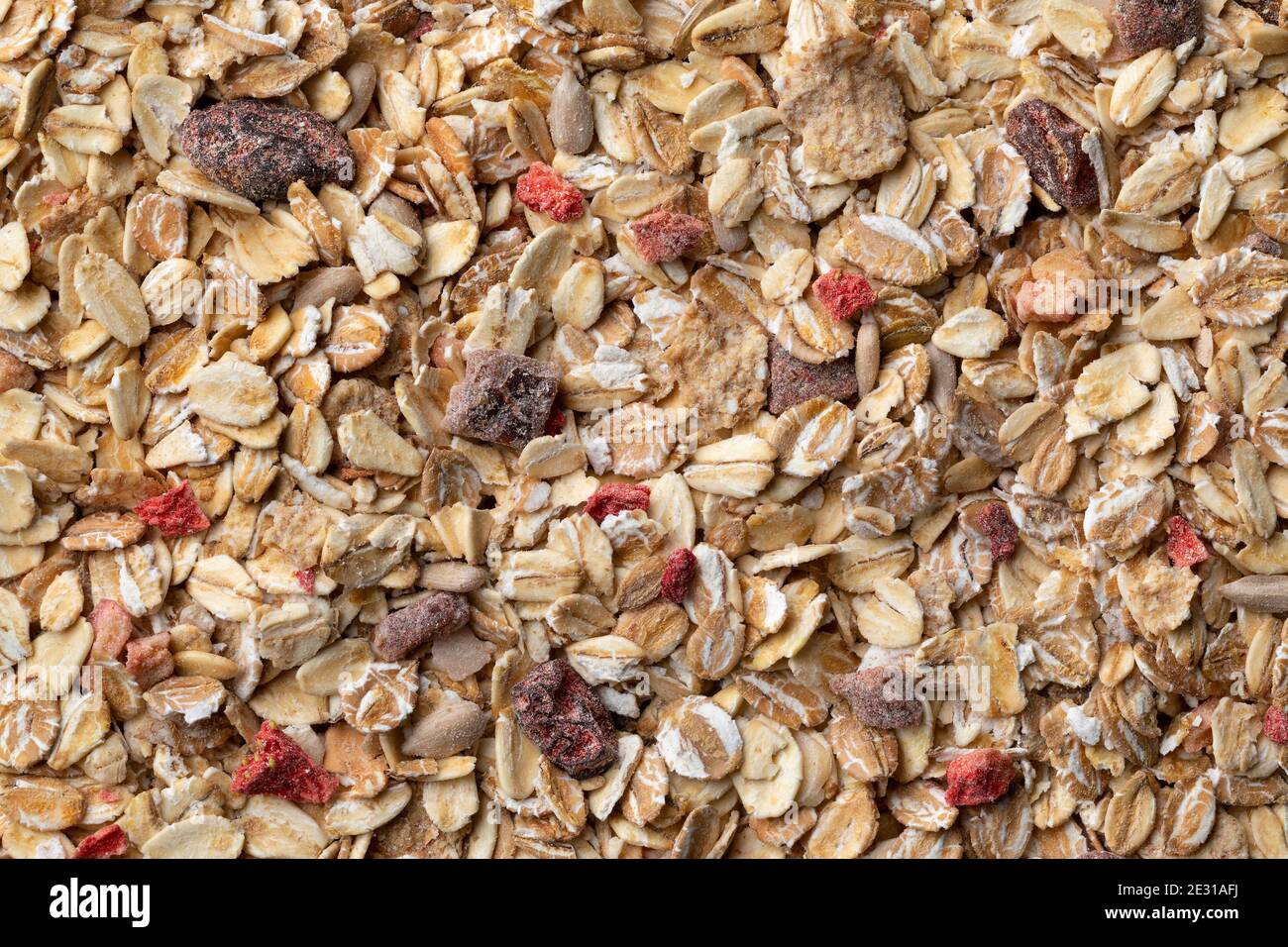 Müsli, Mischung aus Haferflocken und getrockneten Früchten Nahaufnahme Vollformat als Hintergrund Stockfoto