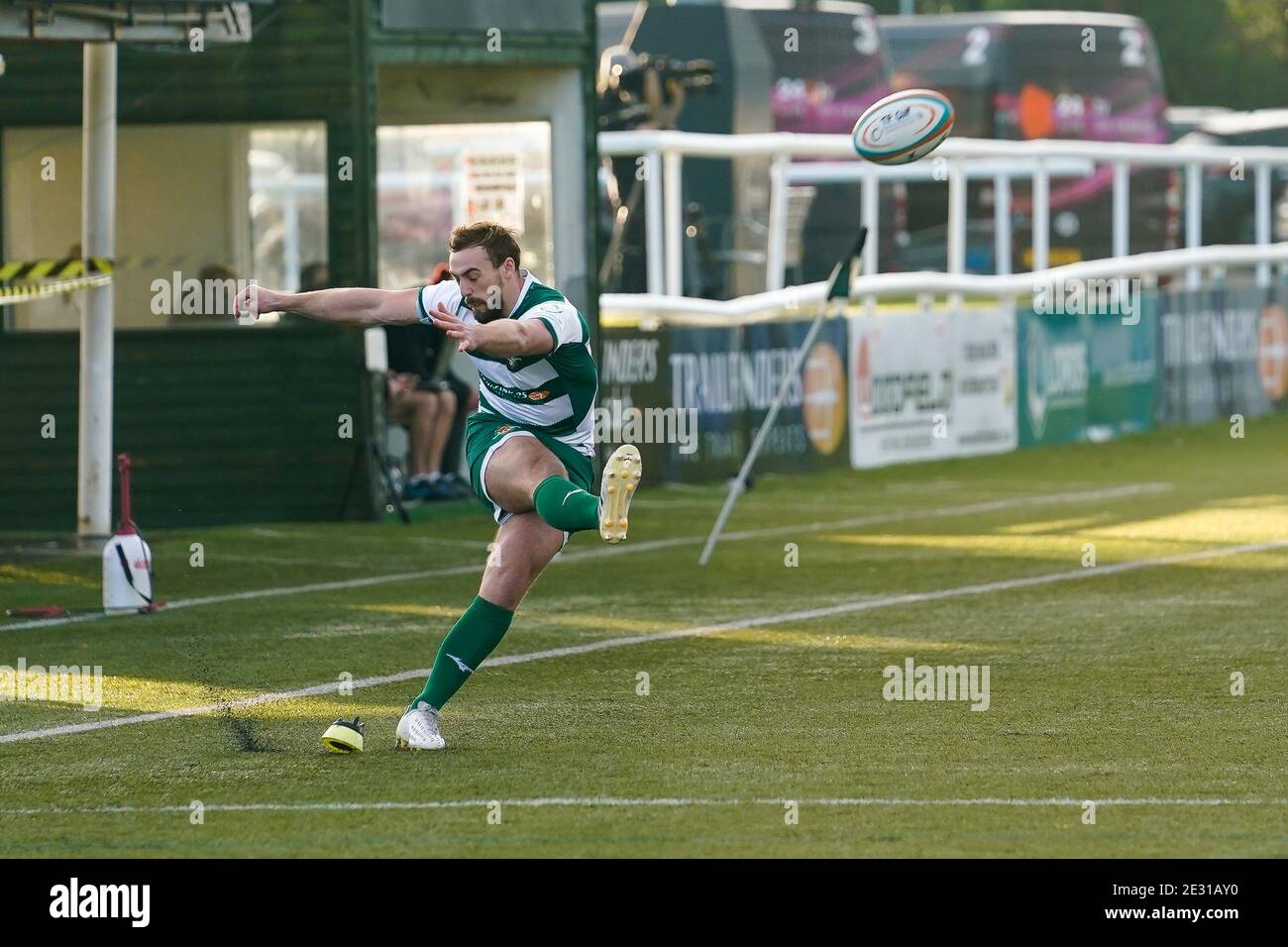 Craig WILLIS (10) von Ealing Trailfinders konvertiert den Eröffnungstest während des Trailfinders Challenge Cup Spiels zwischen Ealing Trailfinders und Saracens am 16. Januar 2021 in Castle Bar, West Ealing, England. Foto von David Horn / Prime Media Images Stockfoto