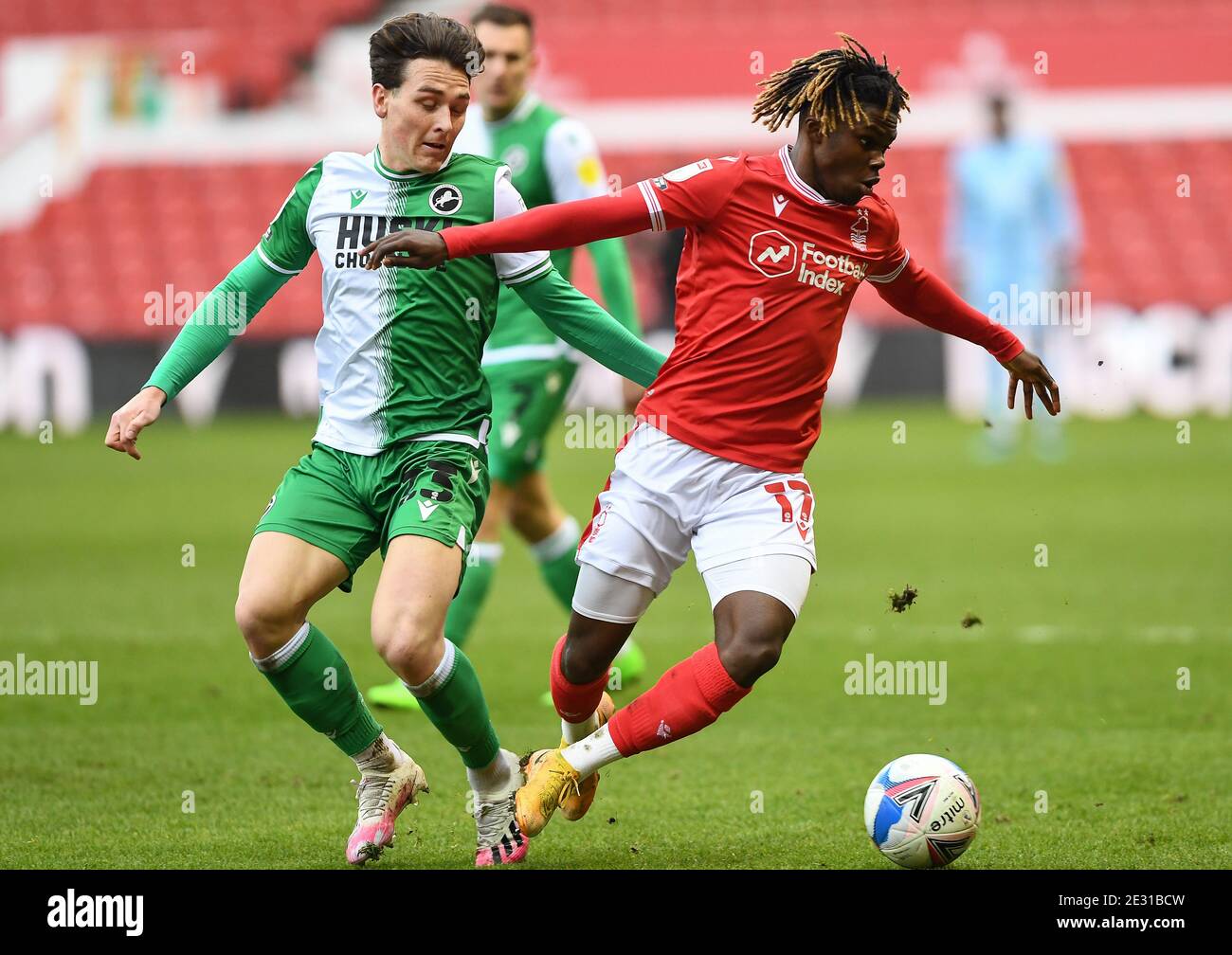 NOTTINGHAM, ENGLAND. JAN 16TH Alex Mighten von (17) Nottingham Forest schützt den Ball vor Dan McNamara von Millwall während des Sky Bet Championship Matches zwischen Nottingham Forest und Millwall am City Ground, Nottingham am Samstag, 16. Januar 2021. (Kredit: Jon Hobley - MI News) Kredit: MI Nachrichten & Sport /Alamy Live Nachrichten Stockfoto