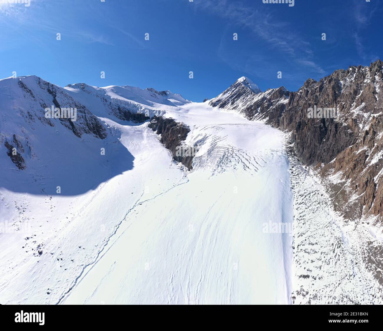 Hohe Berge mit Gletschern bedeckt Stockfoto