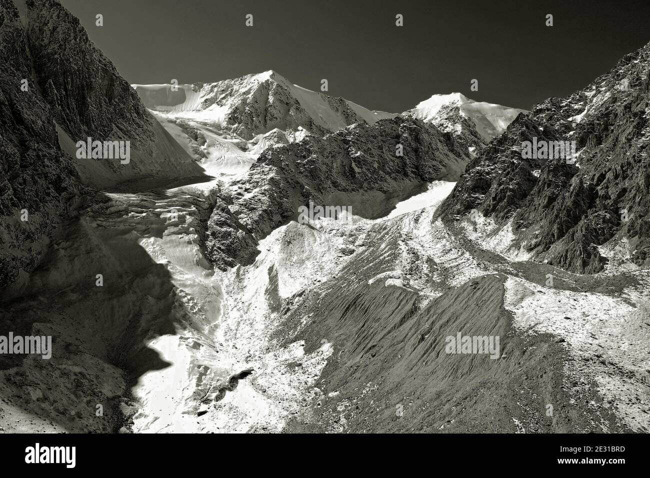 Hohe Berge mit Gletschern bedeckt Stockfoto