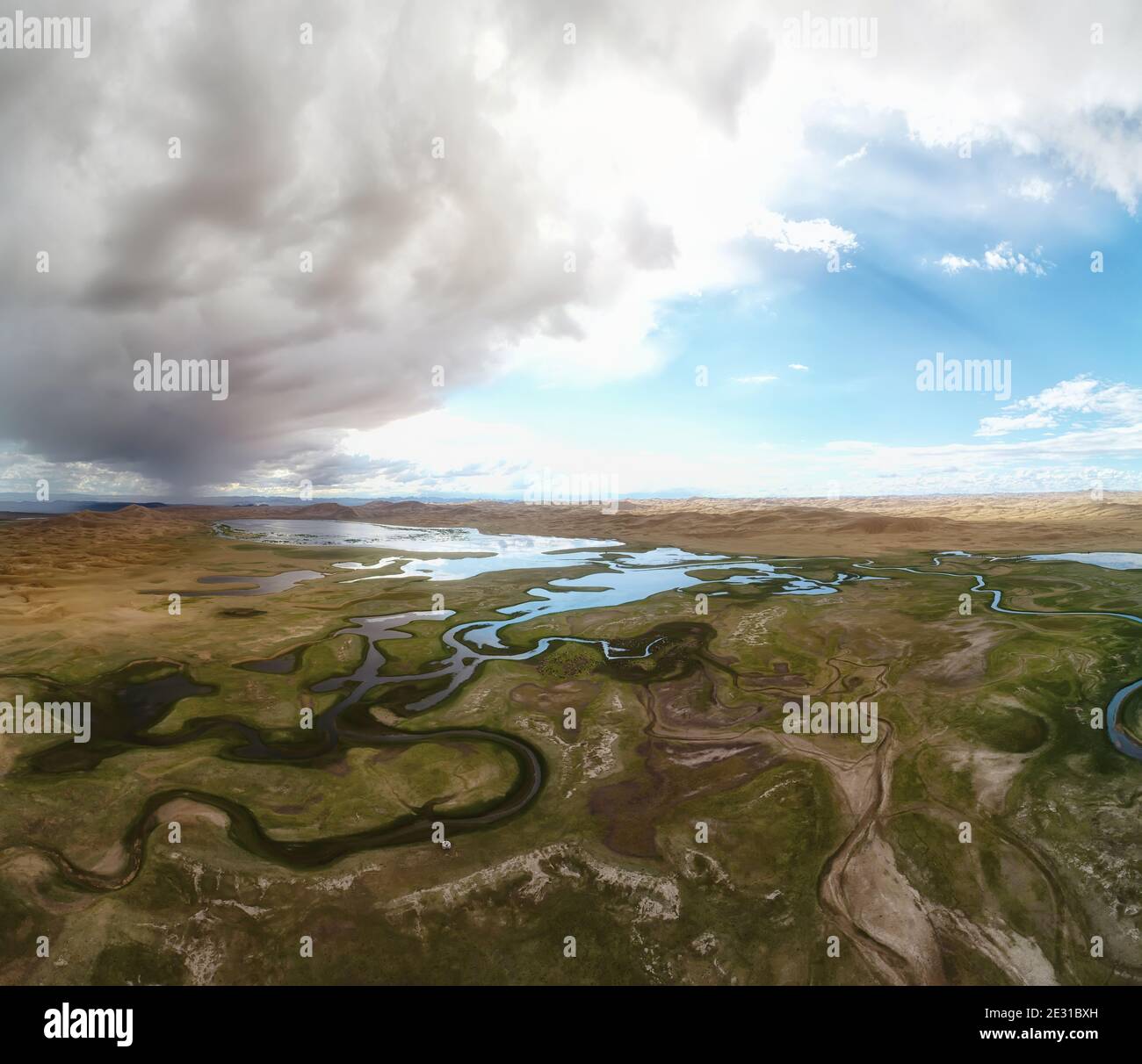 Luftpanorama Sandwüste Mongol Els und Zavkhan Fluss Stockfoto