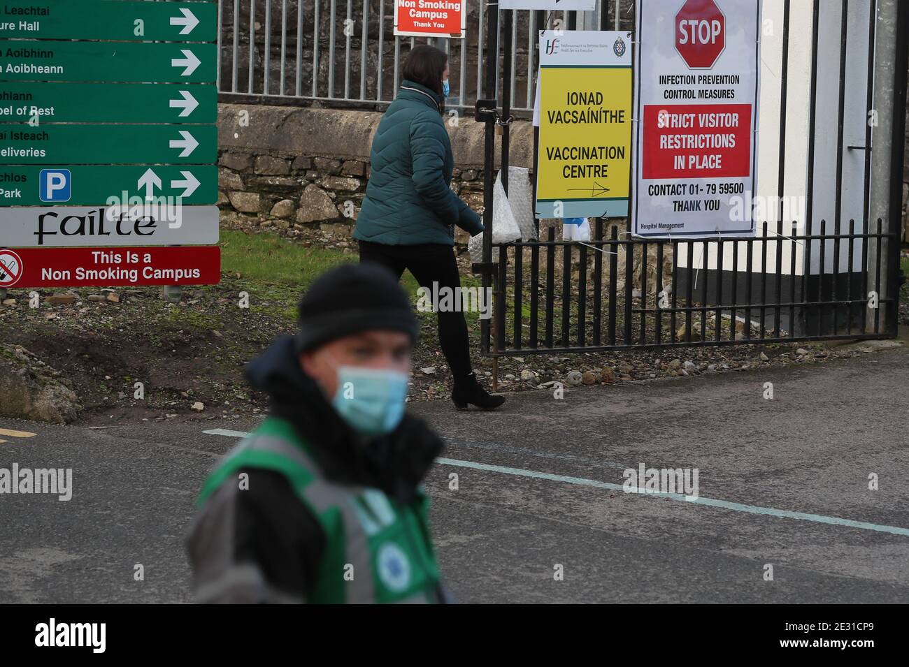 Menschen, die das Impfzentrum in Phoenix Park, Dublin betreten, da die Massenimpfungskampagne für GPS und Krankenschwestern in Irland begonnen hat. Stockfoto