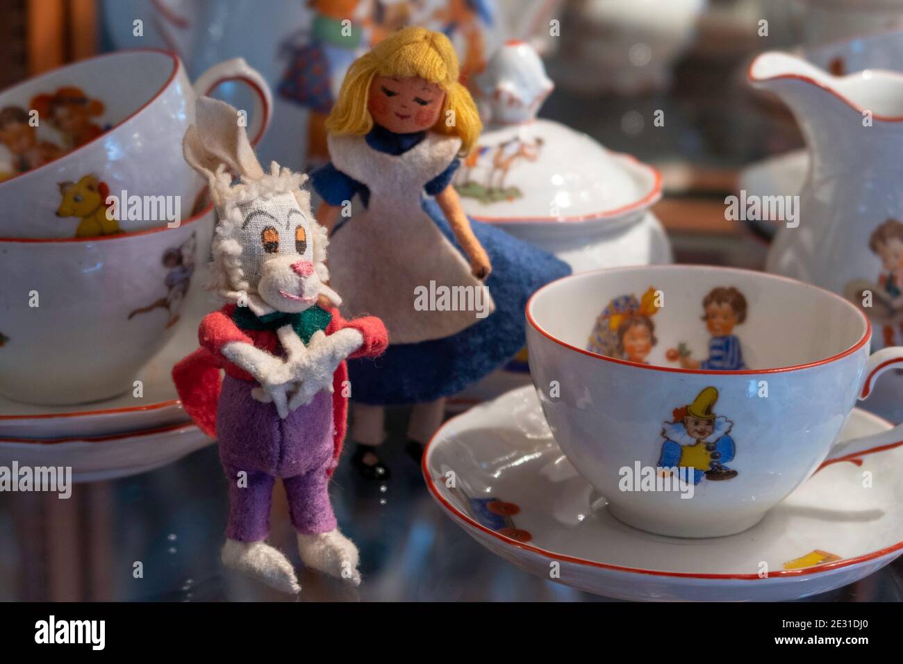 Vintage 1950er Märchenfiguren unter einem Tee-Set für Kinder. Stockfoto