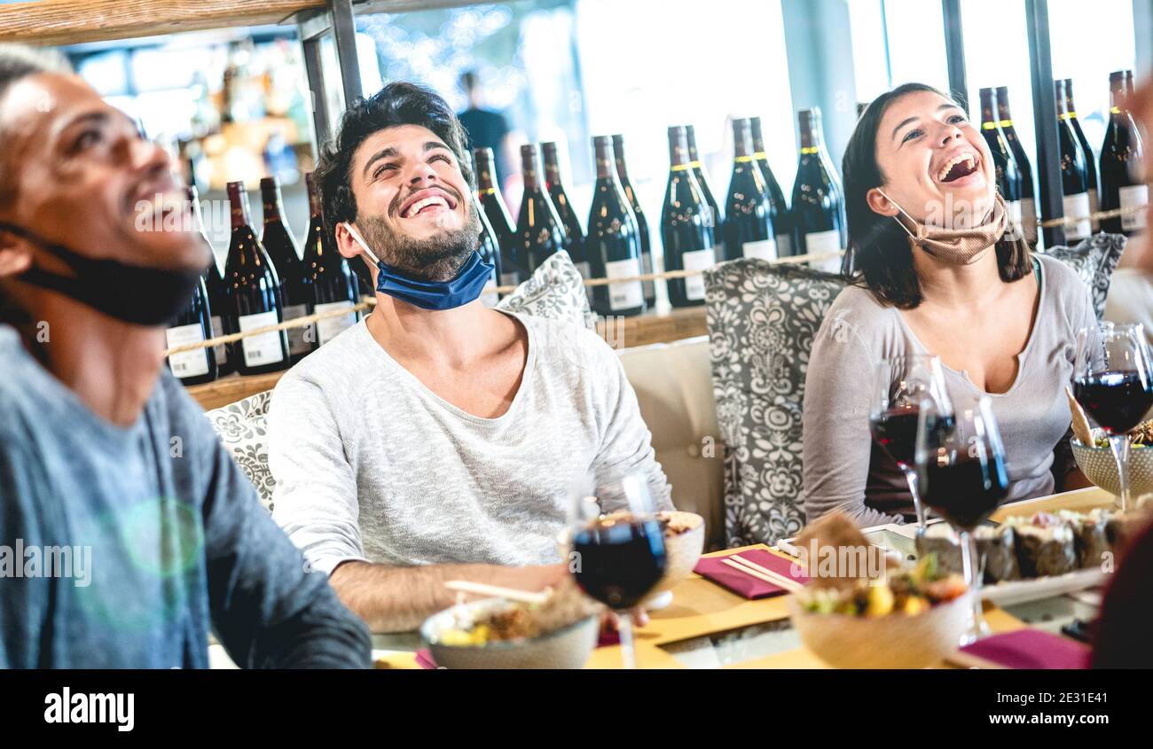 Freunde, die echten Spaß in der Weinbar mit offenem Gesicht Maske - Neue normale Lifestyle-Konzept mit glücklichen Menschen lachen Gemeinsam im Weingut Restaurant Stockfoto