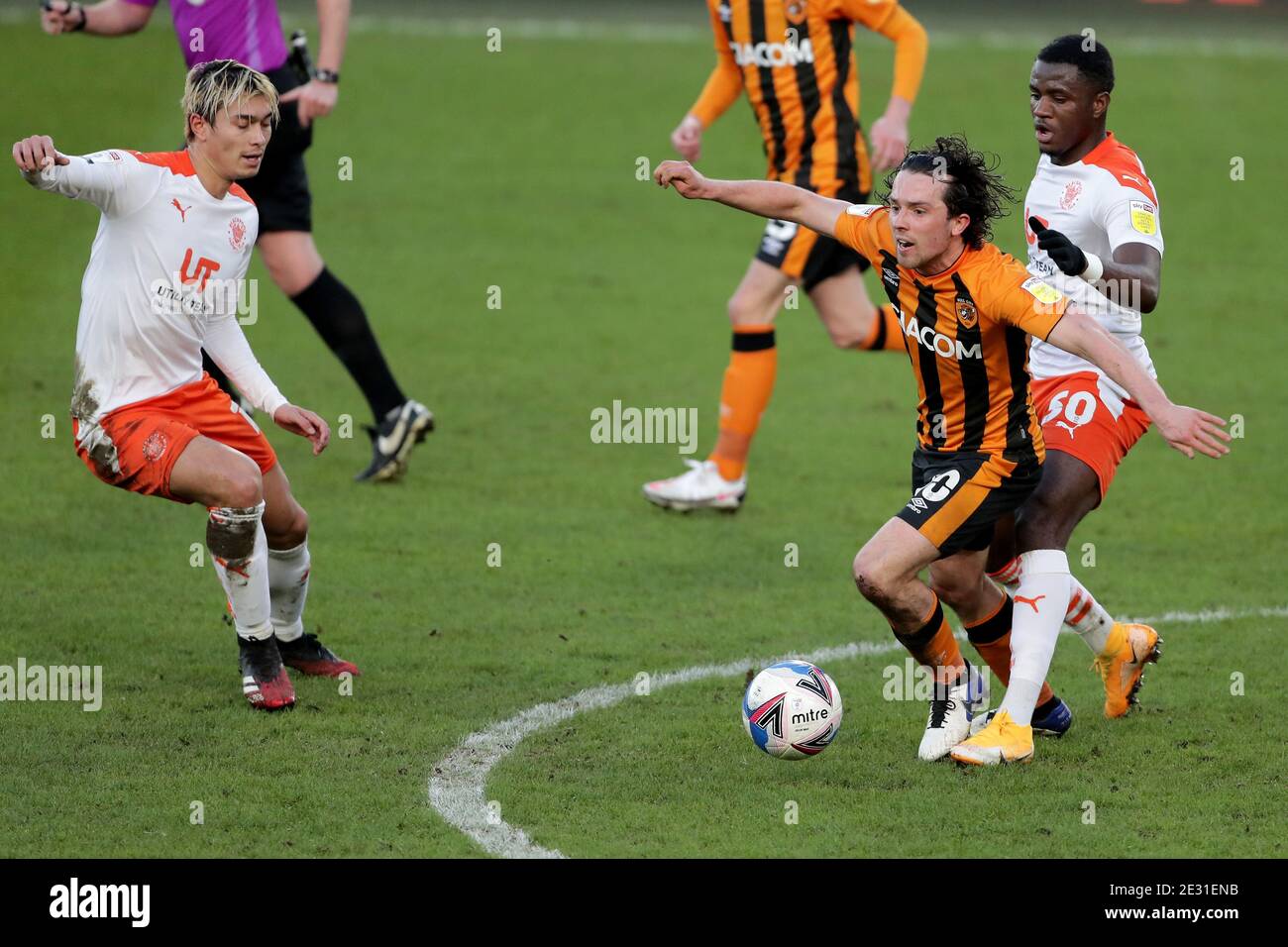 Hull City's George Honeyman, (zweite rechts) Blackpool's Bez Lubala (rechts) und Blackpool's Kenny Dougall in Aktion während des Sky Bet League One Spiels im KCOM Stadium, Hull. Stockfoto