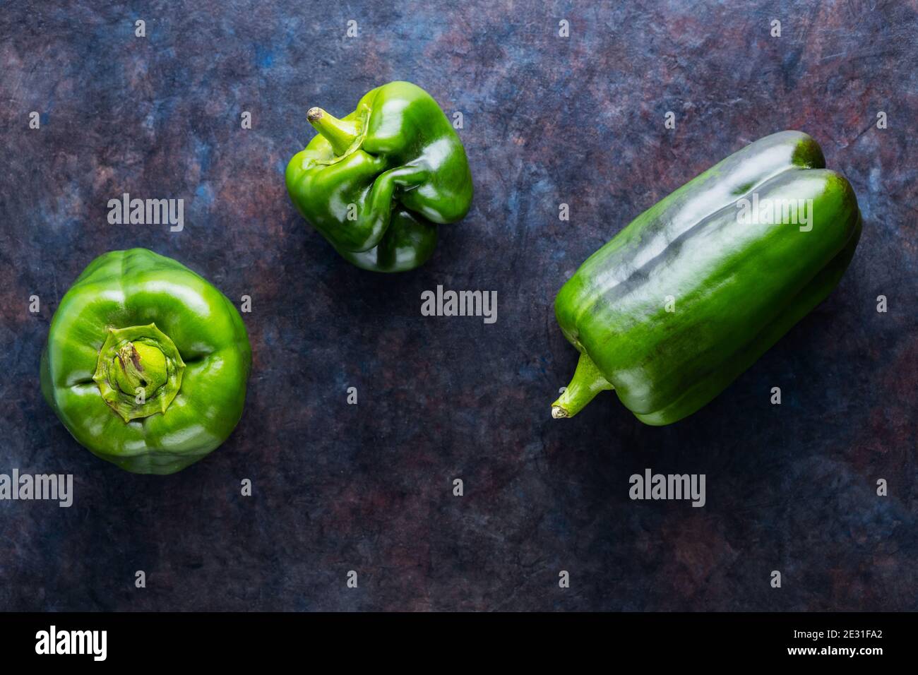 Hässliche Paprika auf dunklem Hintergrund. Deformierter homegrown grüner Paprika. Konzept - Reduzierung von organischen Lebensmittelabfällen. Nicht-GVO-Gemüse. Speicherplatz kopieren. Stockfoto
