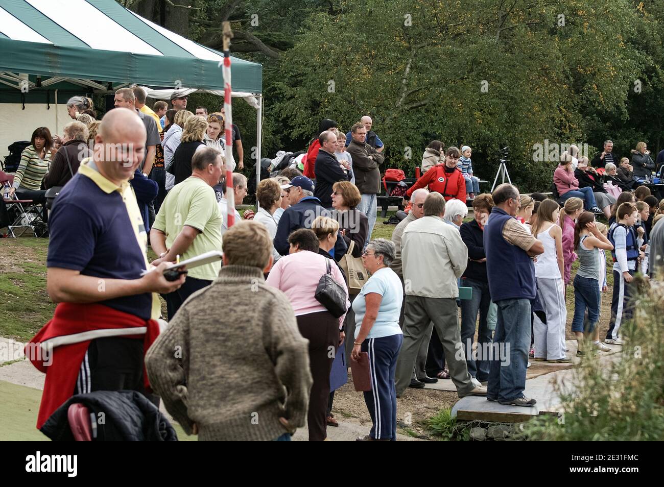 Eine Versammlung von Menschen, die eine Amateur-Sportveranstaltung mit einem großen Festzelt, Großbritannien, sehen Stockfoto