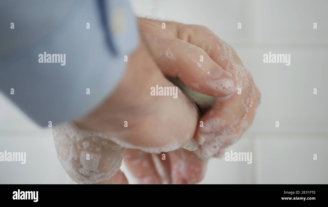 Bild mit einer Person waschen seine Hände mit Seife und Wasser Stockfoto