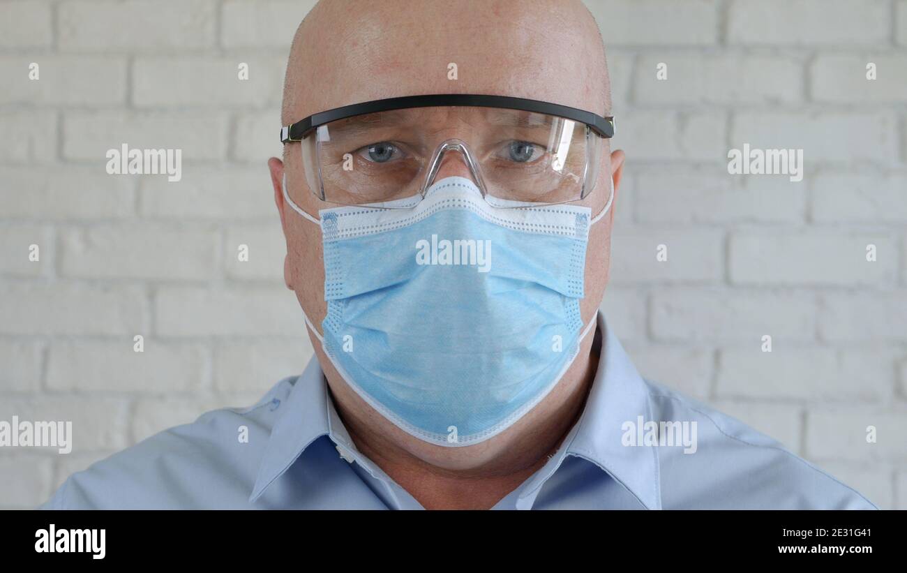 Ingenieurporträt trägt Schutzbrillen und medizinische Gesichtsmaske bei Coronavirus-Pandemie Stockfoto