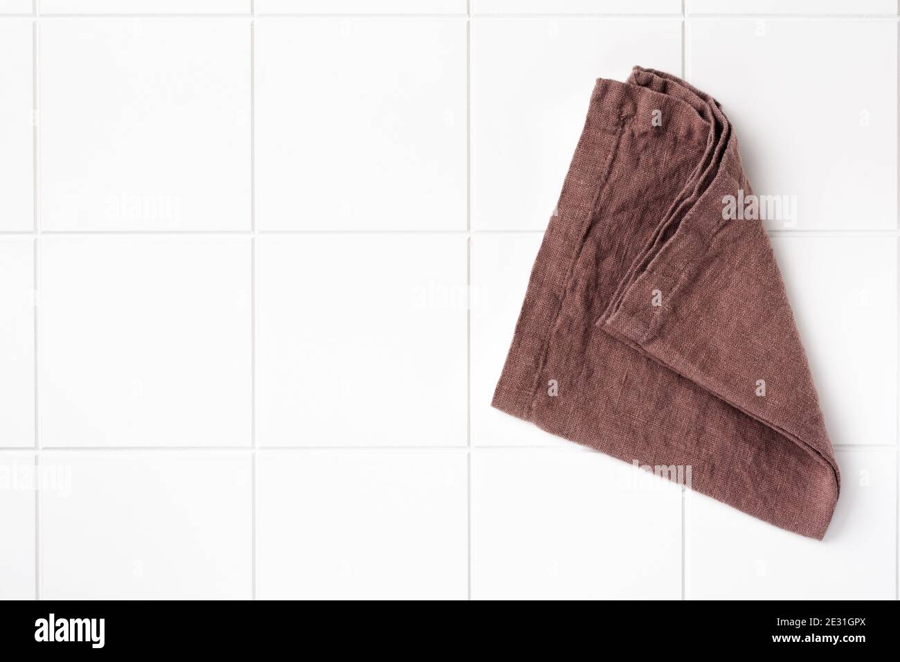 Kochsteintisch mit braunem Küchentuch oder Serviette. Draufsicht mit Platz für Ihre Mahlzeit oder Ihr Rezept. Stockfoto