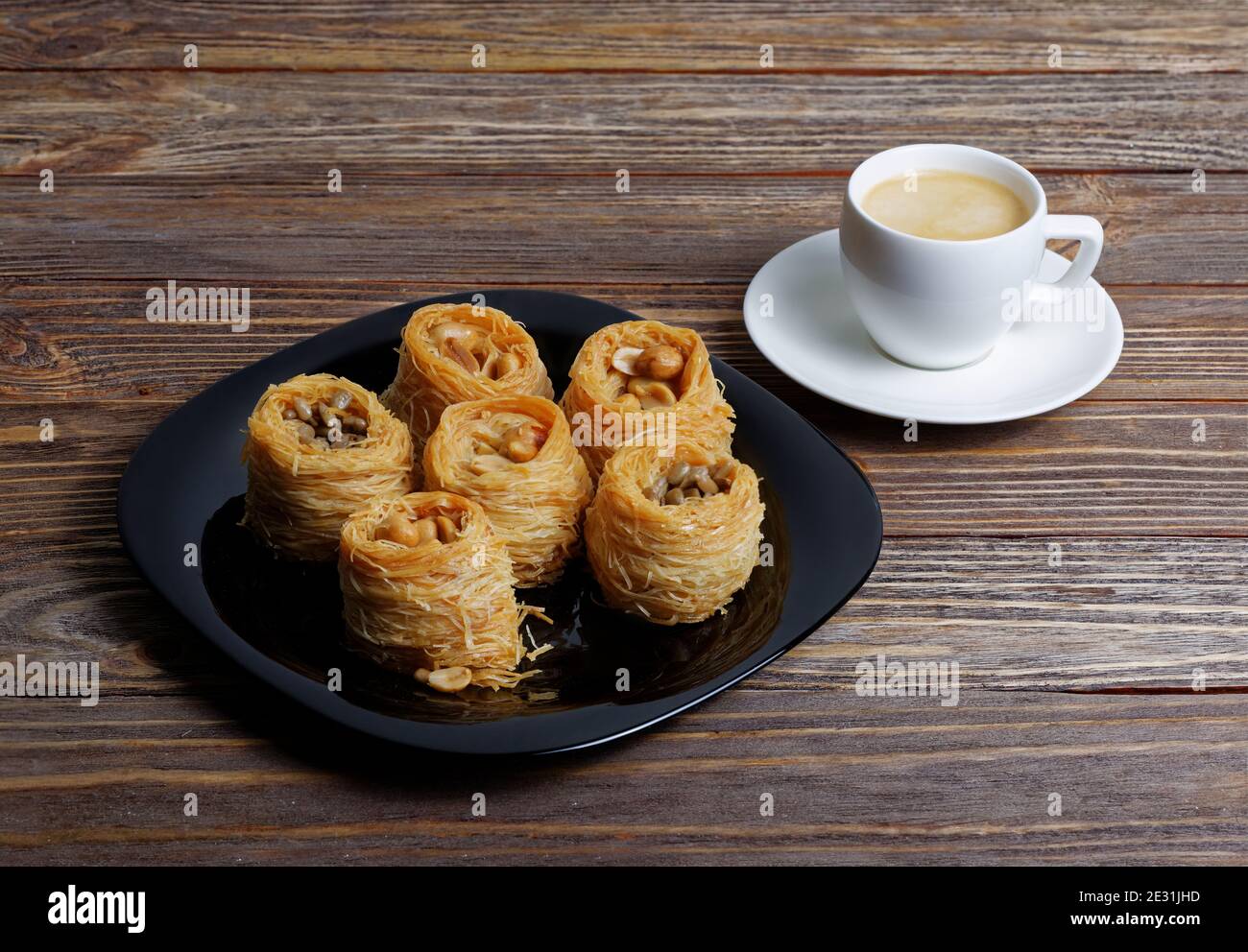 Östliche Süßigkeiten Baklava und Tasse Kaffee Espresso auf Holz Tabelle Stockfoto