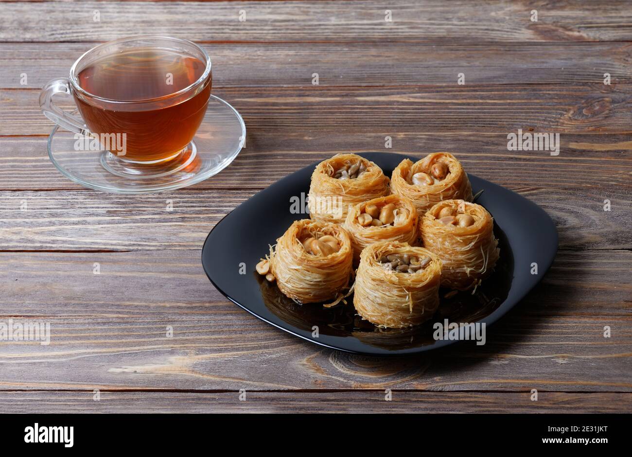 Tasse Tee und orientalische Süßigkeiten - Baklava auf Holz Tabelle Stockfoto