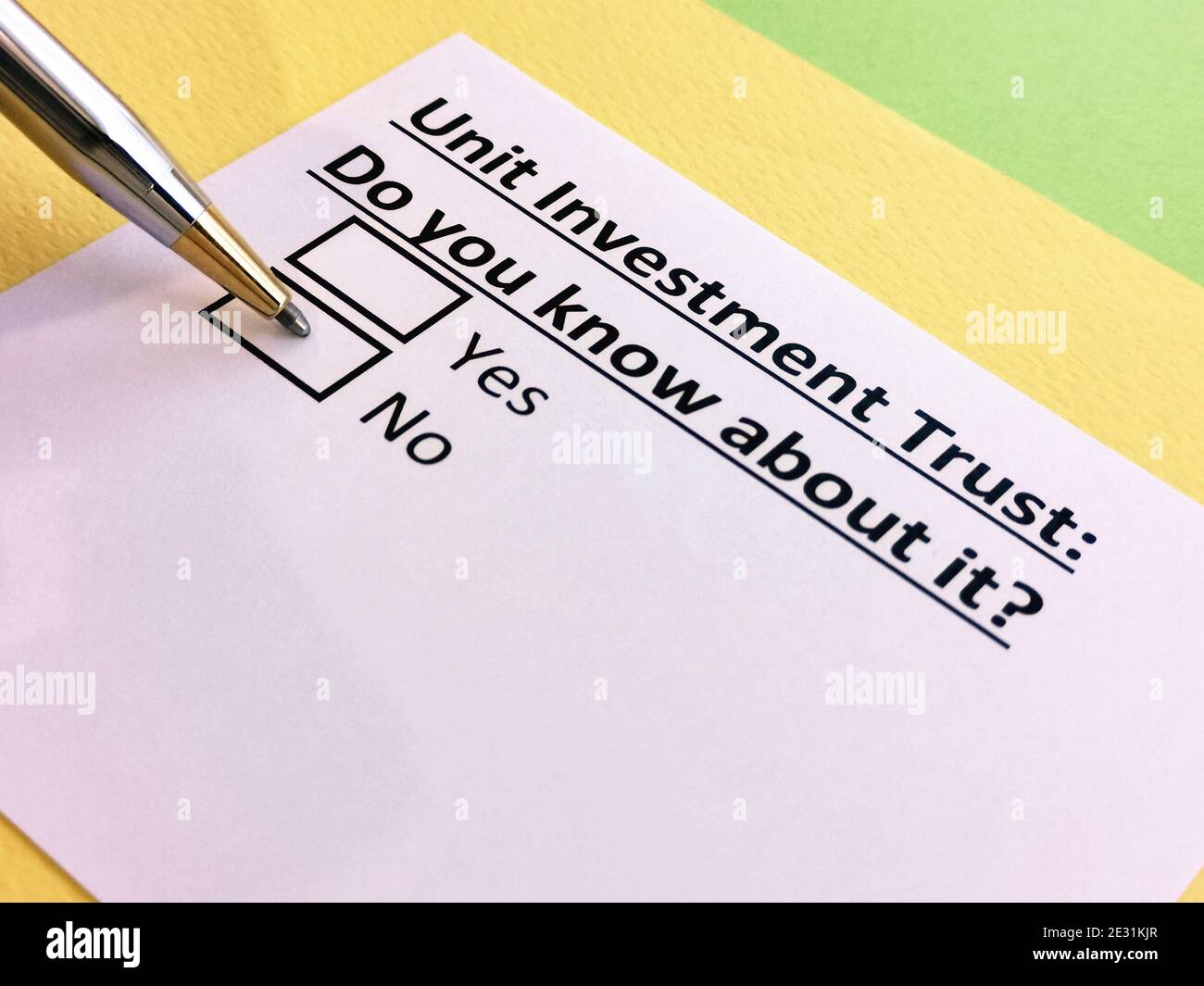 Eine Person beantwortet die Frage nach dem Investmentvertrauen der Einheit. Stockfoto