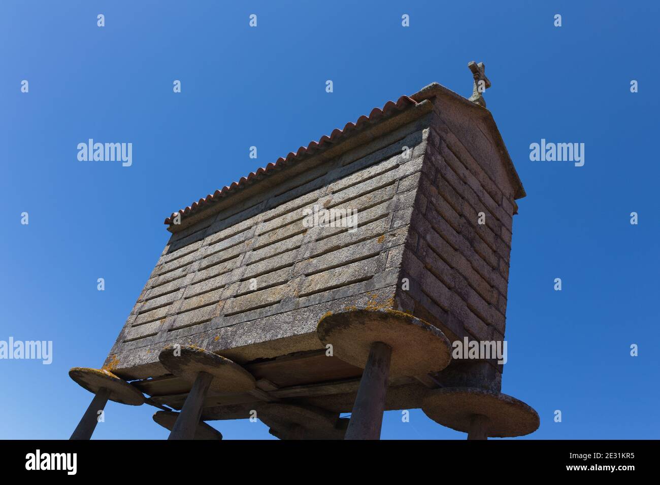 Typischer Stein Horreo in Mordomo, der Leuchtturmweg, Abschnitt Laxe nach Arou, Galicien, Spanien Stockfoto