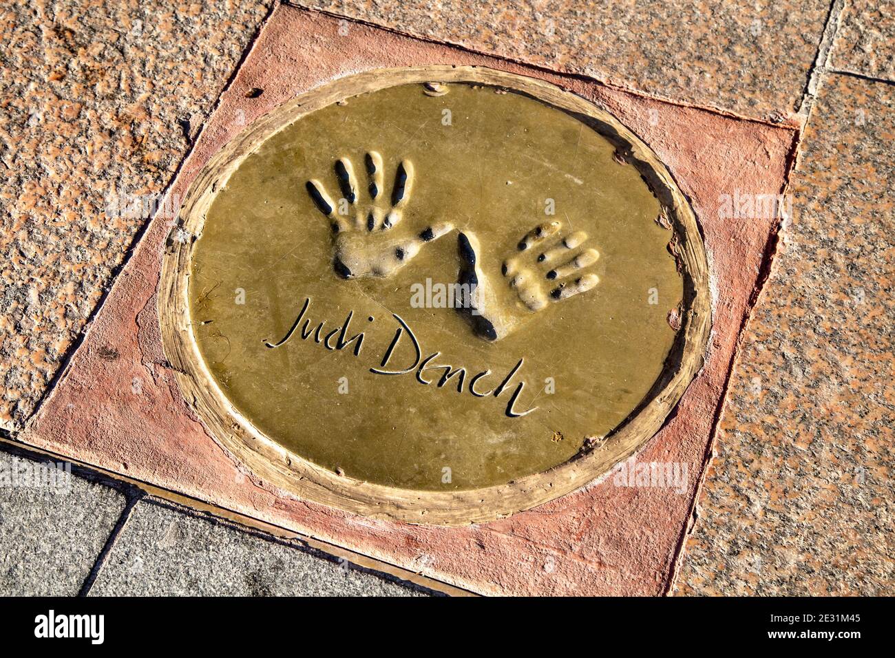 Judi Dench's Hand druckt vor dem Vue West End Kino in Leicester Square, London, Großbritannien Stockfoto
