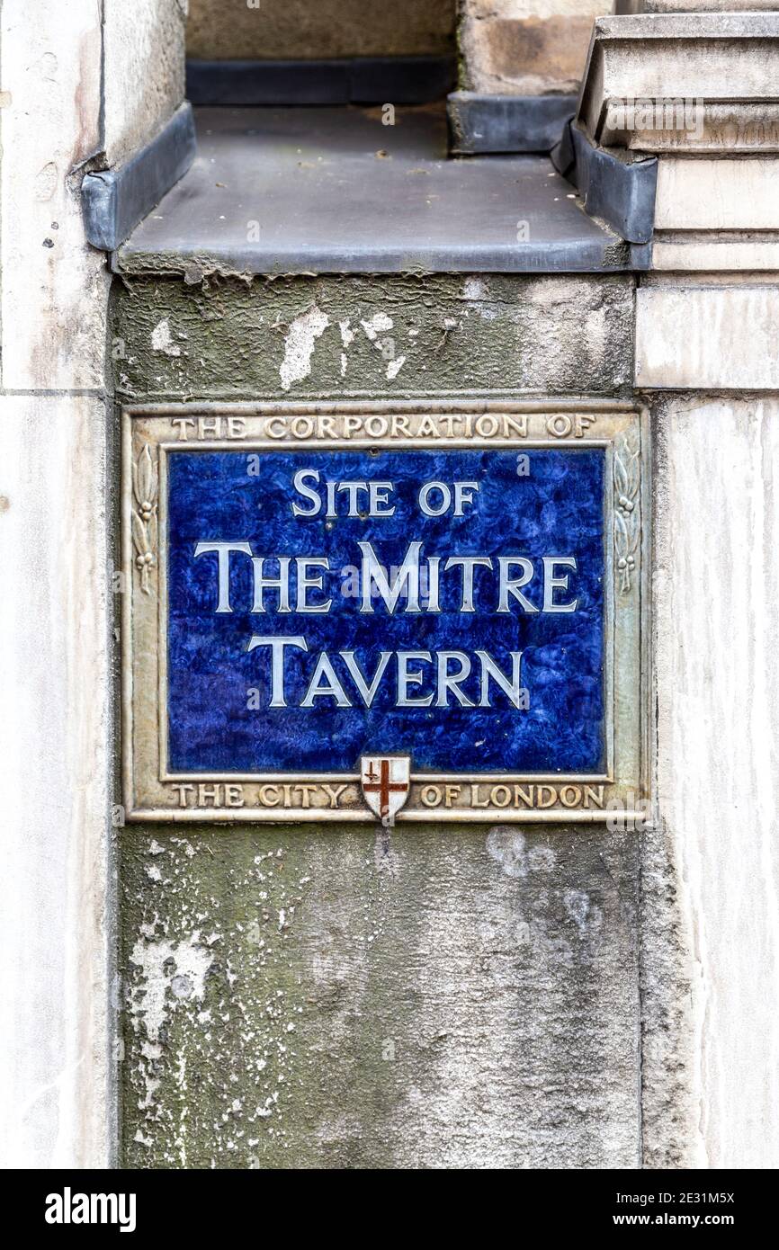 Blaue Plakette für den Standort Mitre Tavern an der Fassade von Hoare's Bank in der Fleet Street, Temple, London, Großbritannien Stockfoto