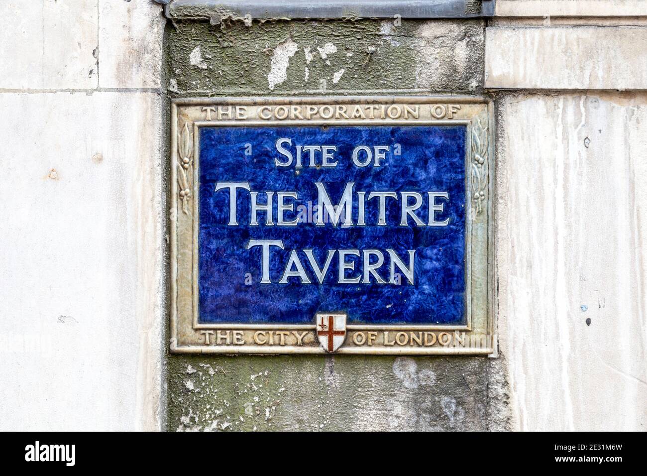 Blaue Plakette für den Standort Mitre Tavern an der Fassade von Hoare's Bank in der Fleet Street, Temple, London, Großbritannien Stockfoto
