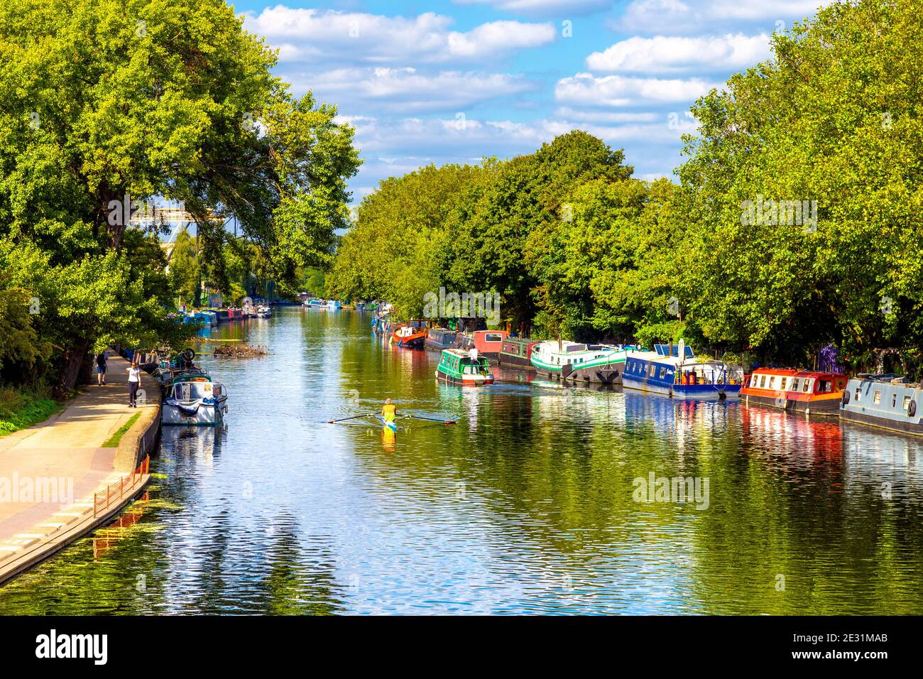 Kanalboote auf dem Fluss Lea im River Lee Country Park, London Stockfoto
