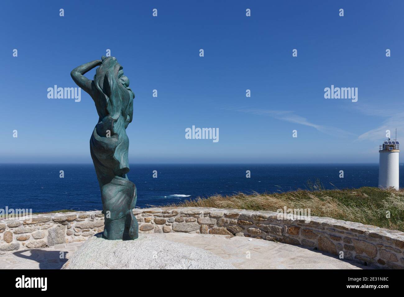 Denkmal A Espera, Mutter-Kind-Skulptur von Iria Rodriguez und Teilansicht des Leuchtturms, Laxe, Galicien, Spanien Stockfoto