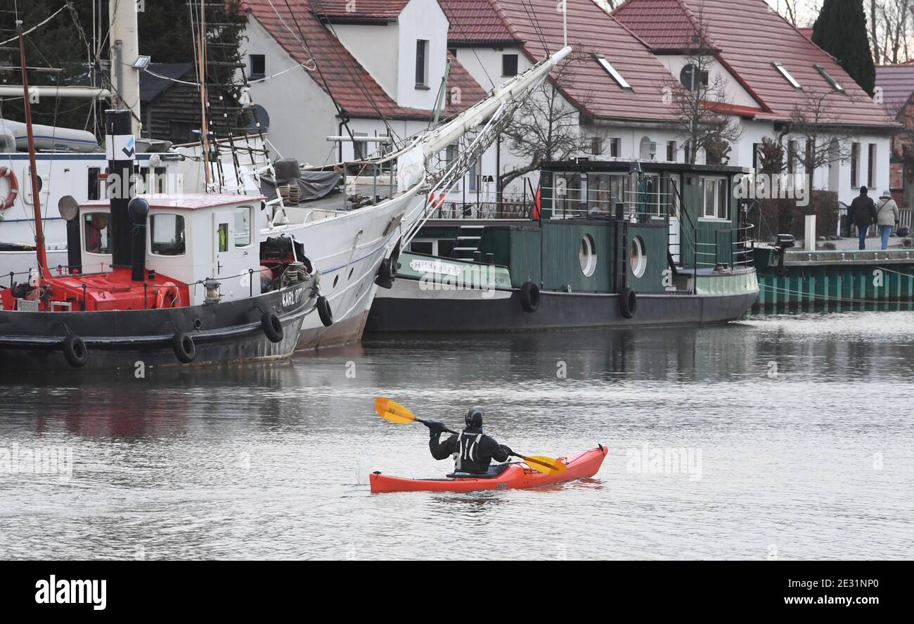 Greifswald, Deutschland. Januar 2021. Blick auf Schiffe im eisfreien Hafen im Fischerdorf Wieck bei Greifswald. Quelle: Stefan Sauer/dpa/Alamy Live News Stockfoto