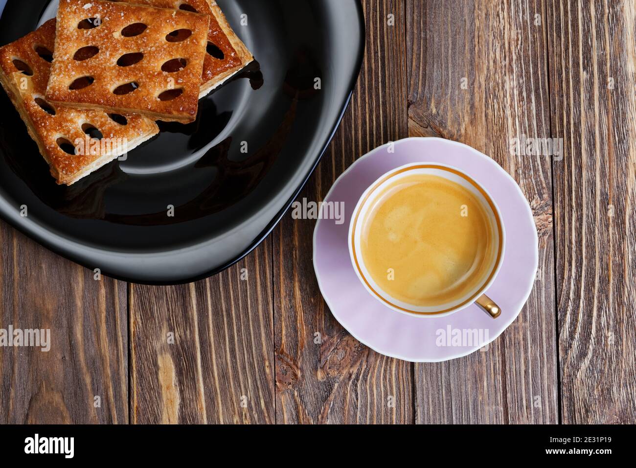 Tasse Kaffee und Kekse und auf dem dunklen Holztisch. Draufsicht Stockfoto