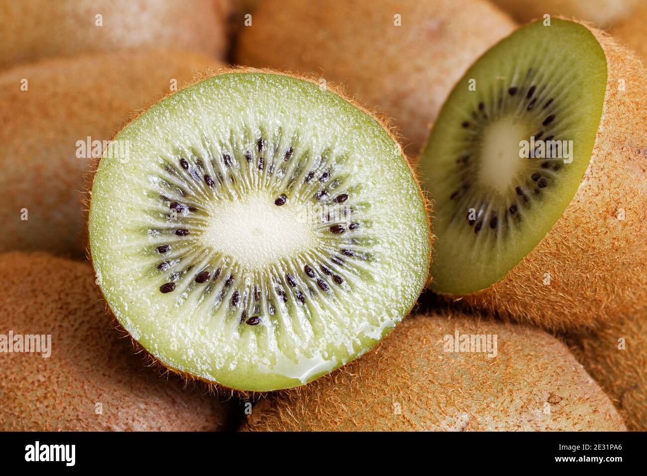 Nahaufnahme in Scheiben geschnittene frische Kiwi-Früchte mit Tropfen Saft Stockfoto