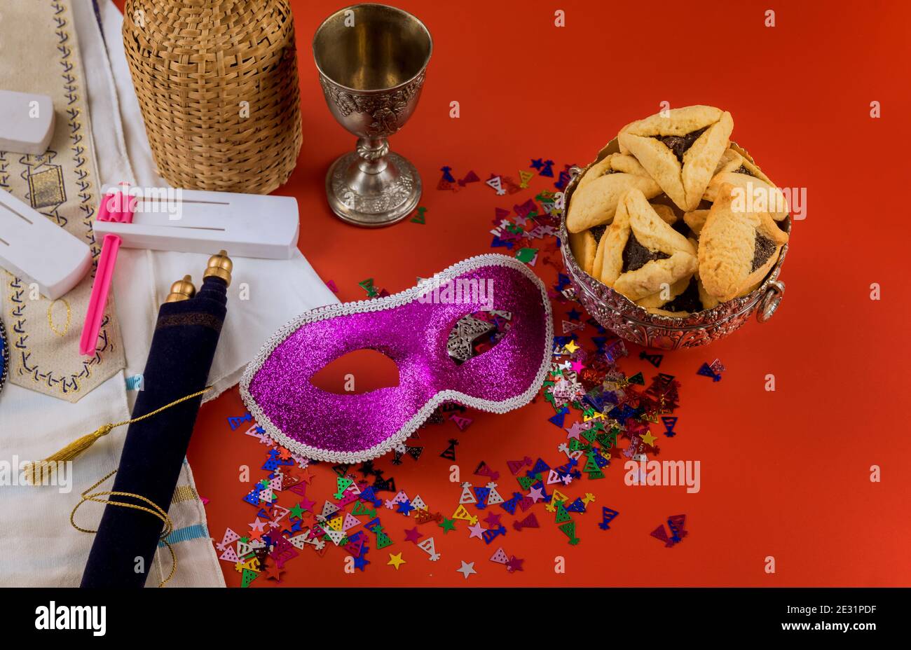 Hamans Ohren Cookies für Purim jüdischen Feiertagsfeier mit Noisemaker Und Maske Karneval koscher Wein Stockfoto