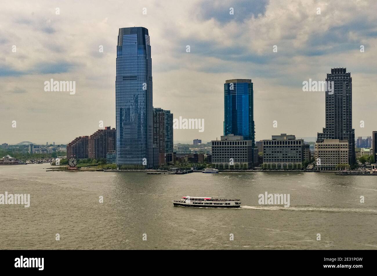 Jersey City, NJ - 21. April 2010: Blick auf die Skyline von Jersey City von Manhattan aus auf das Goldman Sachs Gebäude. Stockfoto