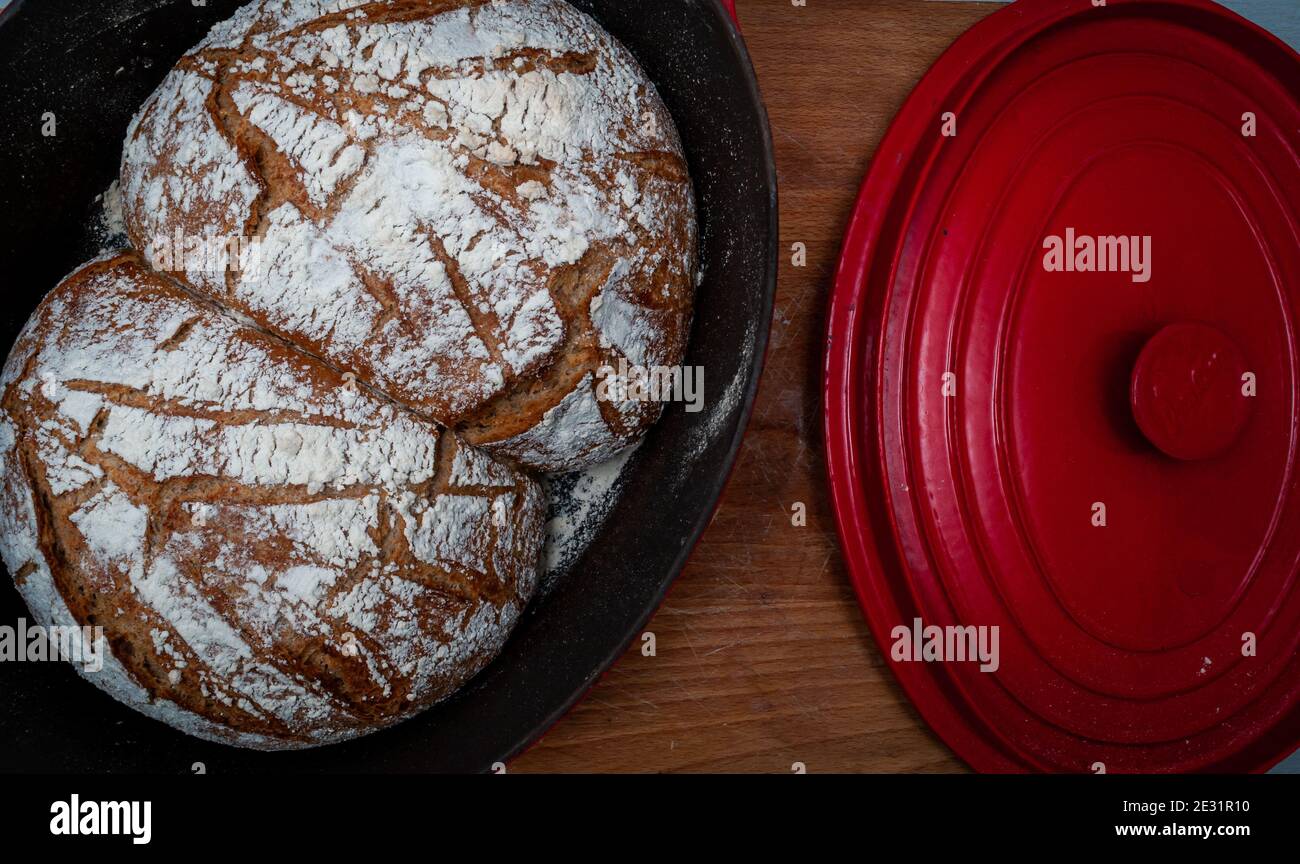 Hausgemachtes Vollkornbrot in einem holländischen Ofen, Gusseisenpfanne. Stockfoto