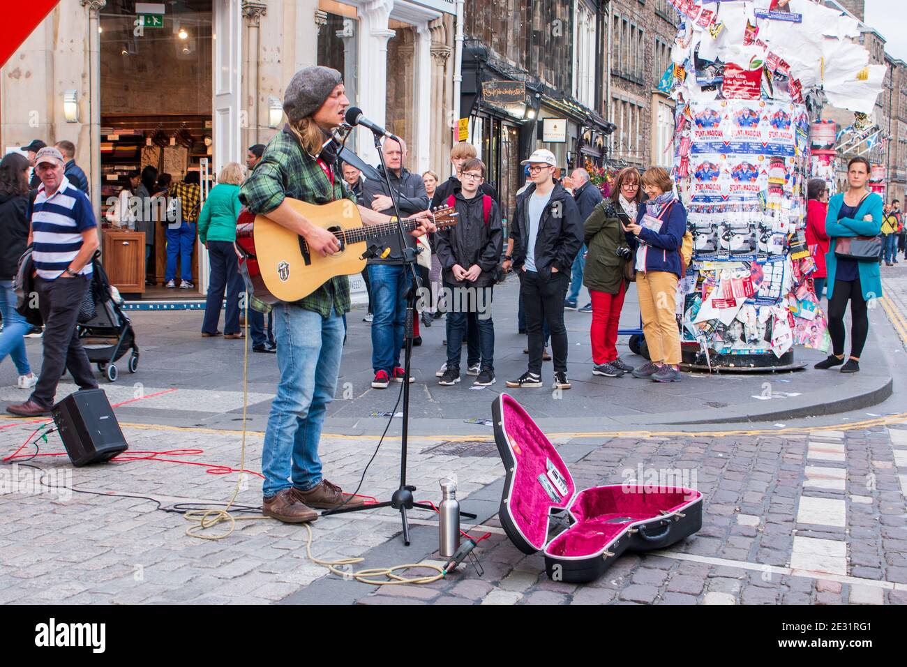 Straßenkünstler mit Gitarre, auf dem öffentlichen Fringe Festival, 13. August 1999 in Edinburgh Stockfoto