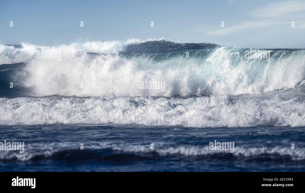 Blue Ocean Wellen auf rauem Meer Stockfoto