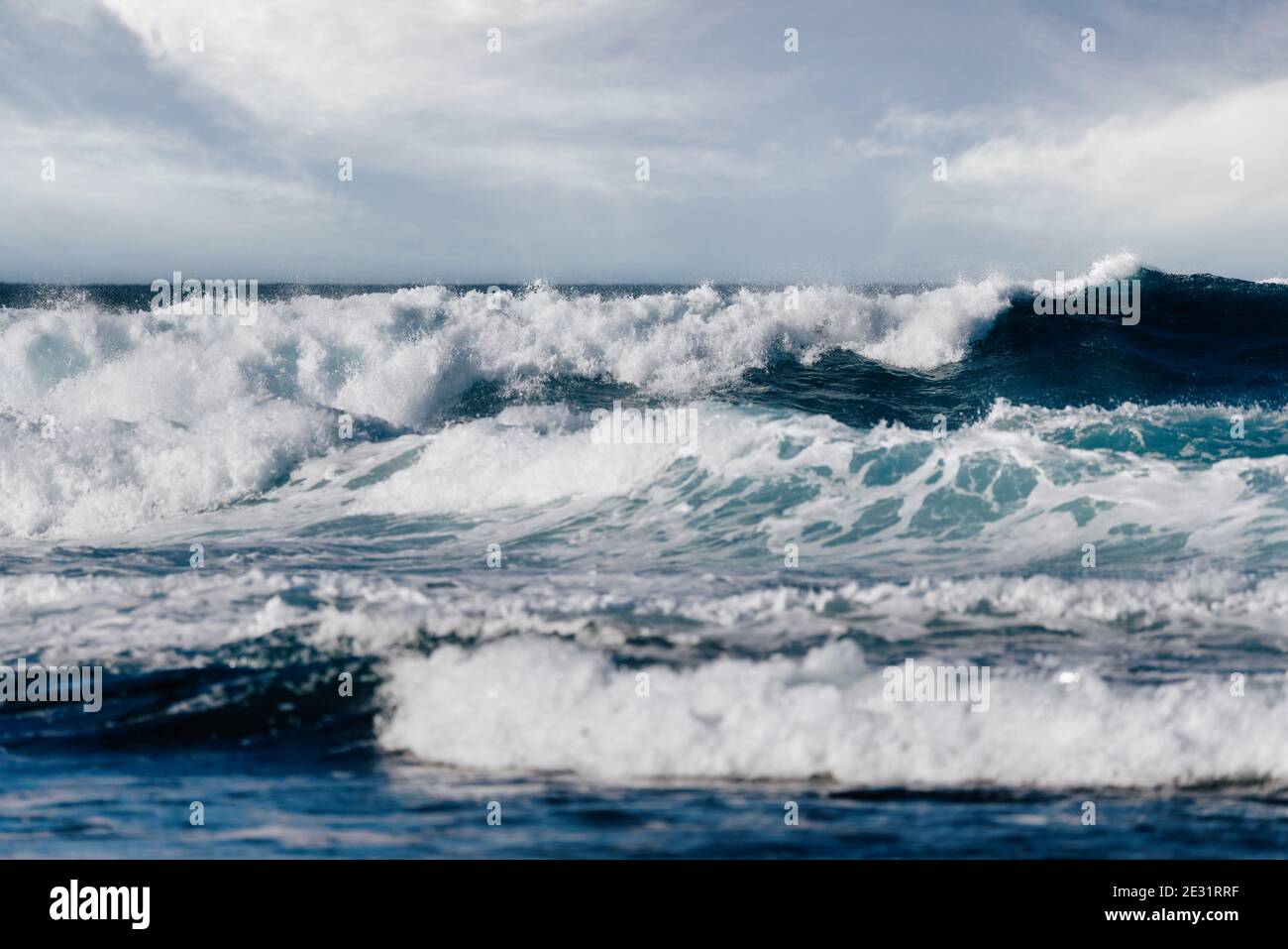 Blue Ocean Wellen auf rauem Meer Stockfoto