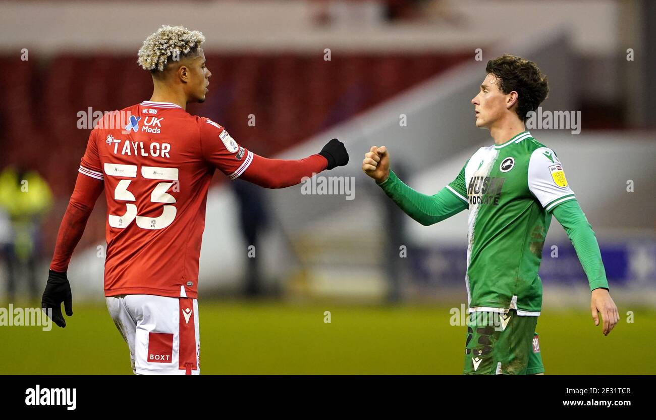 Lyle Taylor (links) von Nottingham Forest und Dan McNamara von Millwall schlagen am Ende des Sky Bet Championship-Spiels am City Ground in Nottingham die Fäuste. Stockfoto