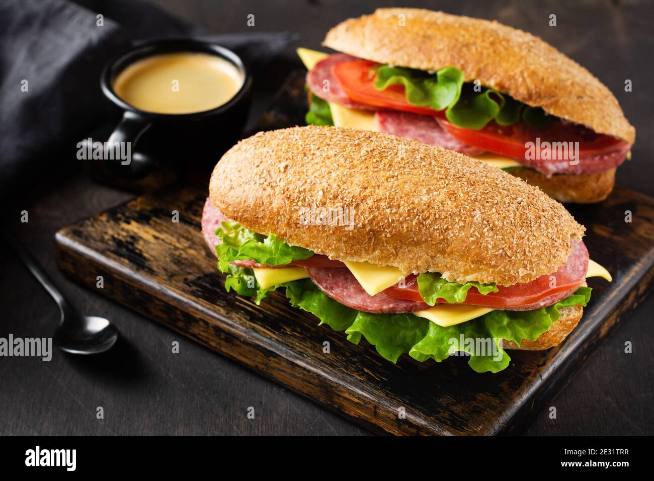 Gesunde Sandwiches mit Bran Brot, Käse, Salat, Tomaten und Salami in ... Gesunde Sandwiches mit Bran Brot, Käse, Salat, Tomaten und Salami in ...