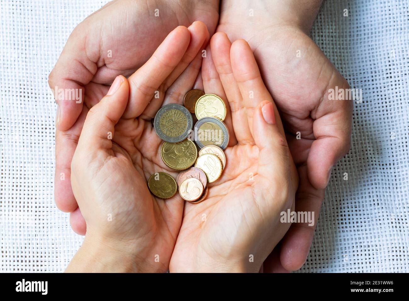 Hände, die Geld halten. Spenden, Sparen, Wohltätigkeit und Finanzkrise Konzept Stockfoto