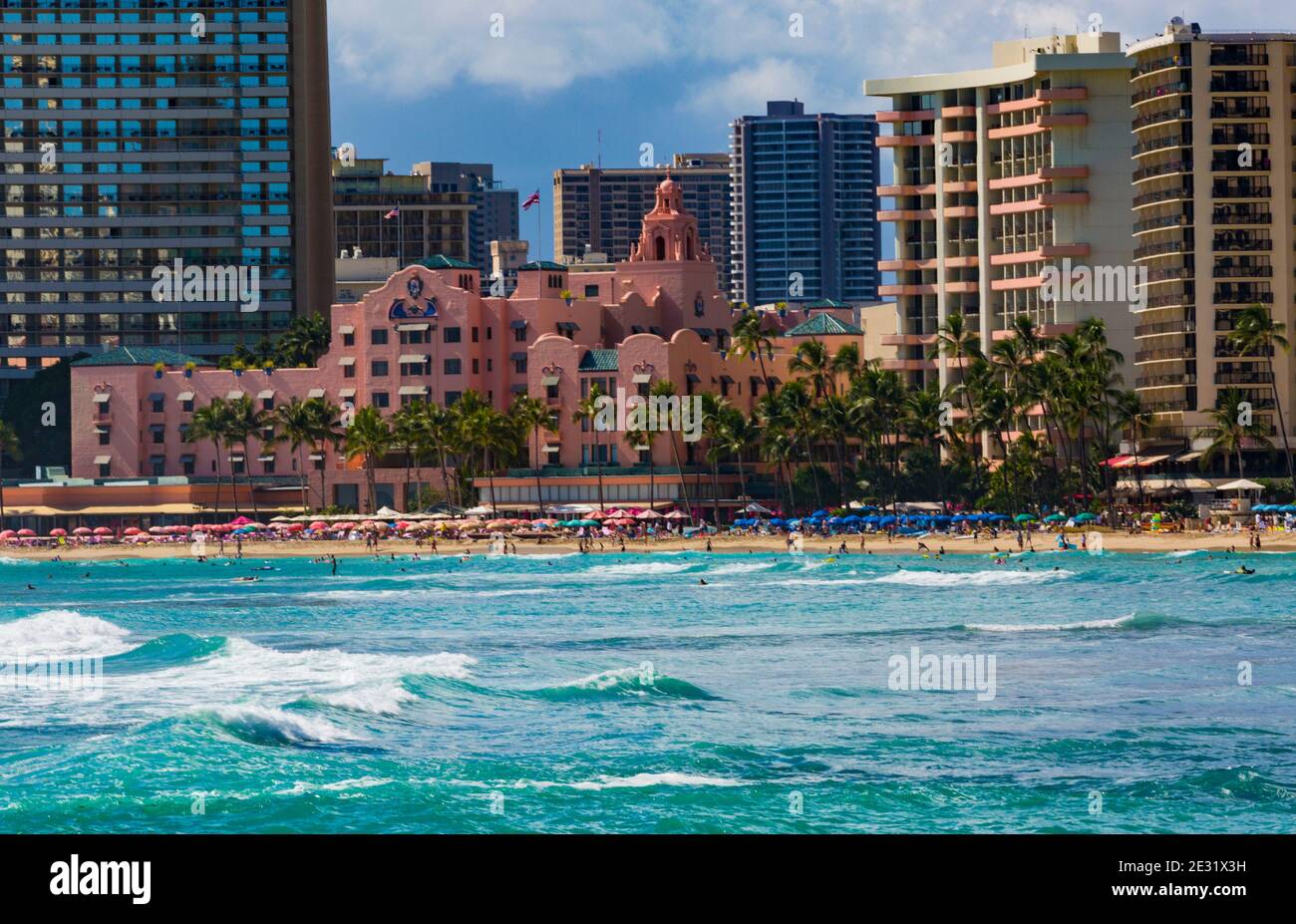 Waikiki Beach, , Oahu, Hawaii, USA - 5. September 2015: Weltfamouns Waikiki Beach ist die Heimat vieler Luxus-Resort-Hotels, einschließlich des 'Pink Palace Stockfoto