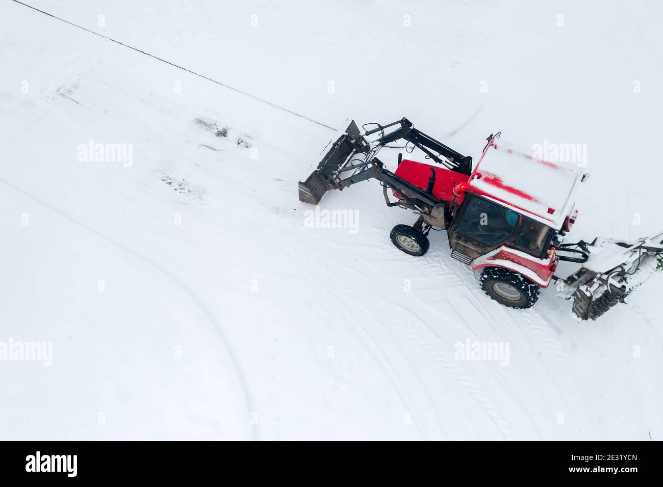 Traktor räumt die Straße aus Schnee Draufsicht vom Thron. Stockfoto